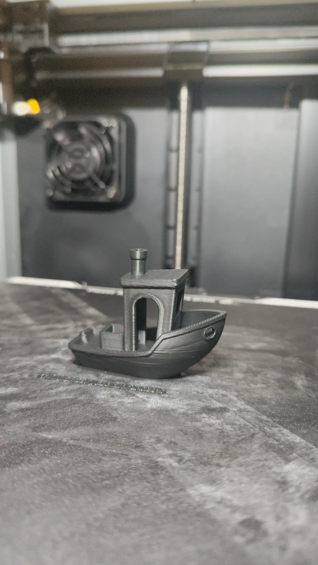 Benchy impreso en PLA negro dentro de la cámara de la K1C - prueba con otro color de filamento