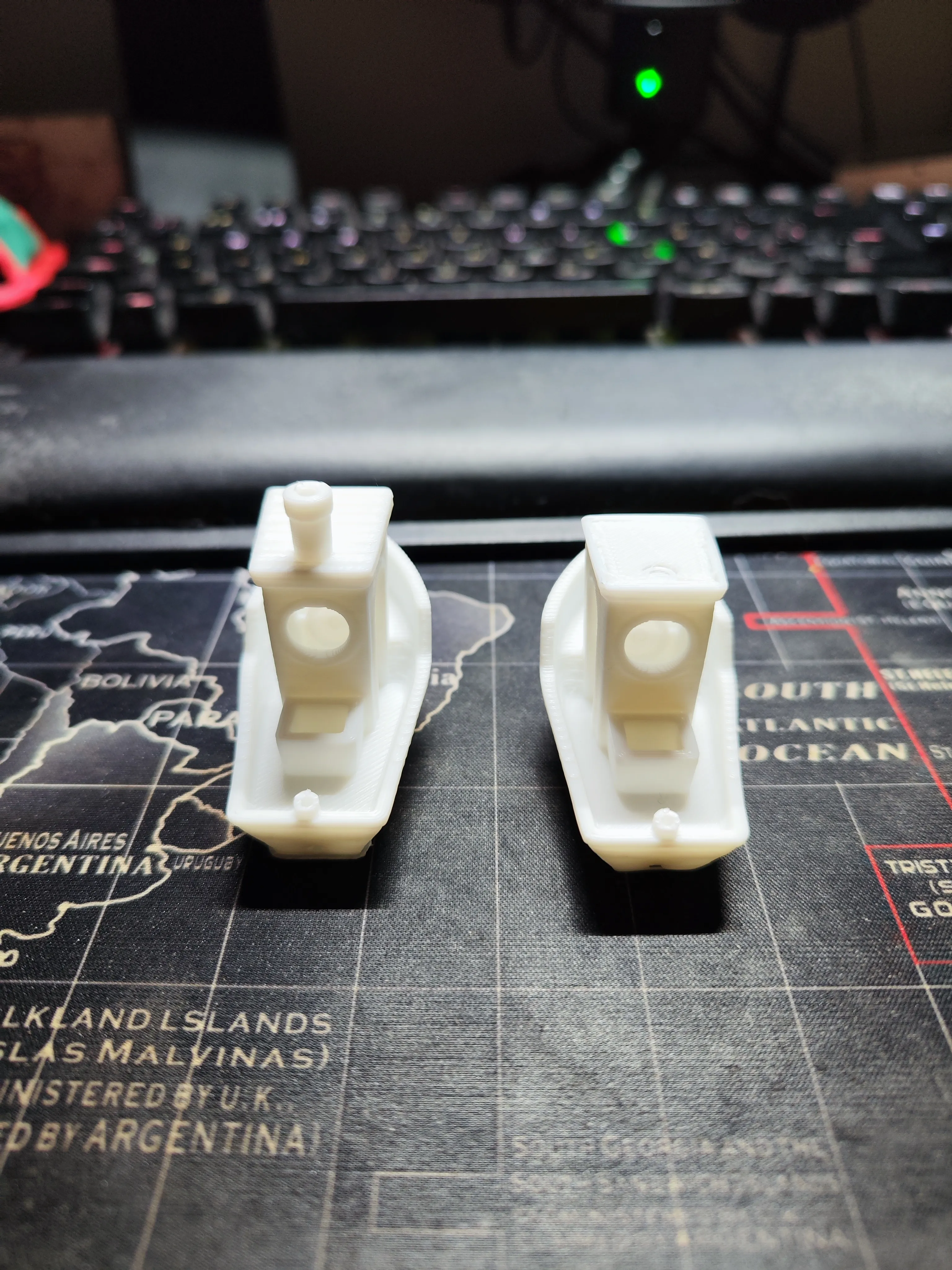 Dos benchys impresos en PLA blanco - comparando resultados de diferentes configuraciones