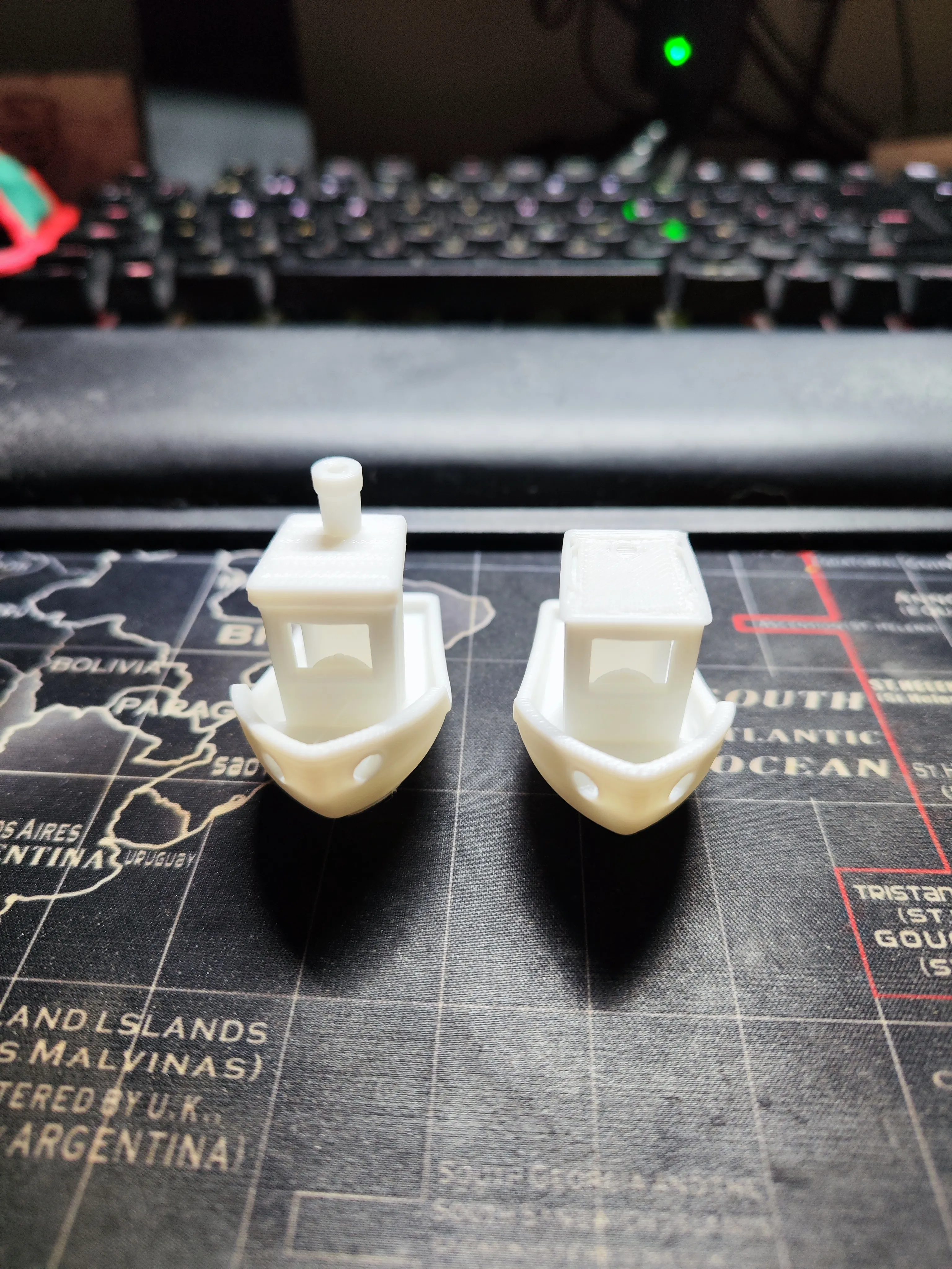 Vista frontal de los benchys comparando calidad de impresión