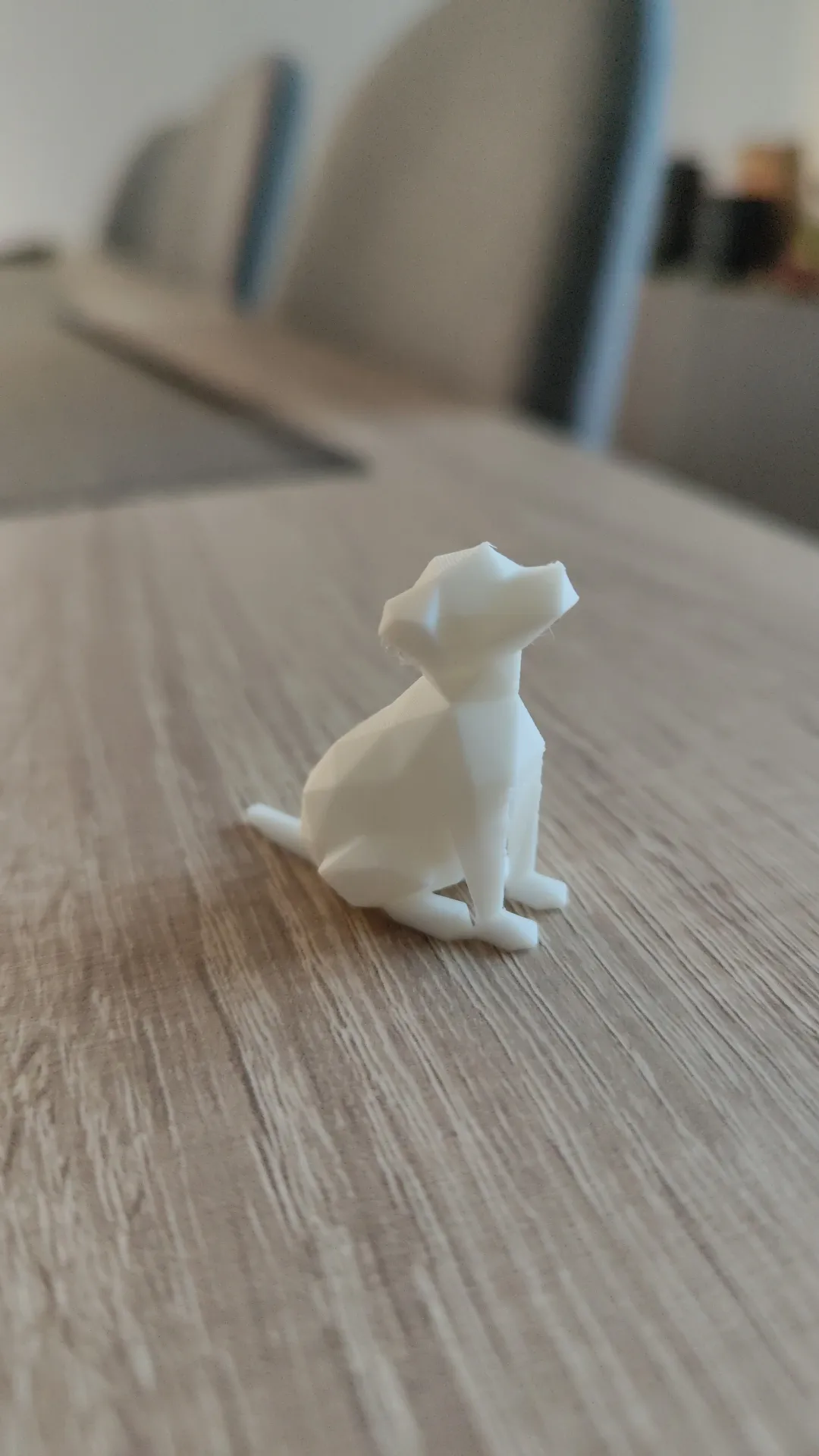 Perro low-poly impreso en PLA blanco - prueba de overhangs y geometría compleja